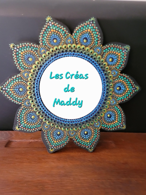 **Bienvenue dans mon petit coin de couleurs et de bonne humeur !**

Ici, chaque création est un concentré de passion et de petits points soigneusement posés, le tout saupoudré de l’amour de l’art fait main. Avec moi, le pointillisme prend vie, l’acrylique éclate de couleurs, et tout ce qui m’entoure – toiles, objets du quotidien, petites décorations – devient une occasion de semer de la joie et de la créativité.

Vous cherchez une idée cadeau qui sort de l’ordinaire ? Un objet personnalisé, unique ou une touche d’originalité pour votre intérieur ? Vous êtes au bon endroit ! 
Promis, chaque pièce est faite avec passion !

Allez, n’hésitez pas, plongez dans mes fiches produits ! Qui sait, vous trouverez peut-être l’œuvre ou l’objet parfait qui vous fera sourire à chaque coup d’œil. 
Et si vous avez une envie particulière, sachez que les commandes sont possibles ! Choix du supports, des coloris, motifs, prenom,... Je me ferai un plaisir de la réaliser !
Découvrez mon univers, où chaque point a une histoire, et chaque œuvre attend sa prochaine aventure… chez vous peut-être ! 
Bonne visite !