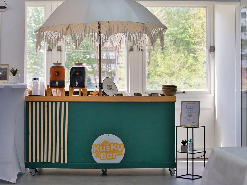 Découvrez notre Bar à Kuskuma mobile et interactif proposant une version revisitée du Kuskuma, la galette feuilletée emblématique des Comores.

🔥 Le service est pensé comme une expérience fluide et généreuse, permettant aux invités de revenir au bar à différents moments de l’événement. Vos invités composent leur Kuskuma farci avec un choix de garnitures variées

✨ Sambusas, Kaymatis et autres délices comoriens à savourer

🥤 Jus traditionnels : Bissap, Tamarin, Citron subtilement parfumé à la cardamome