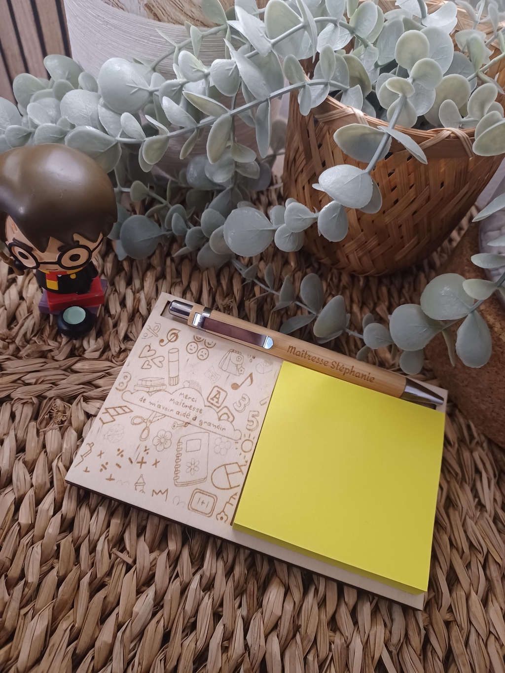 Des créations en bois pour le bureau, la papeterie et les moments de lecture