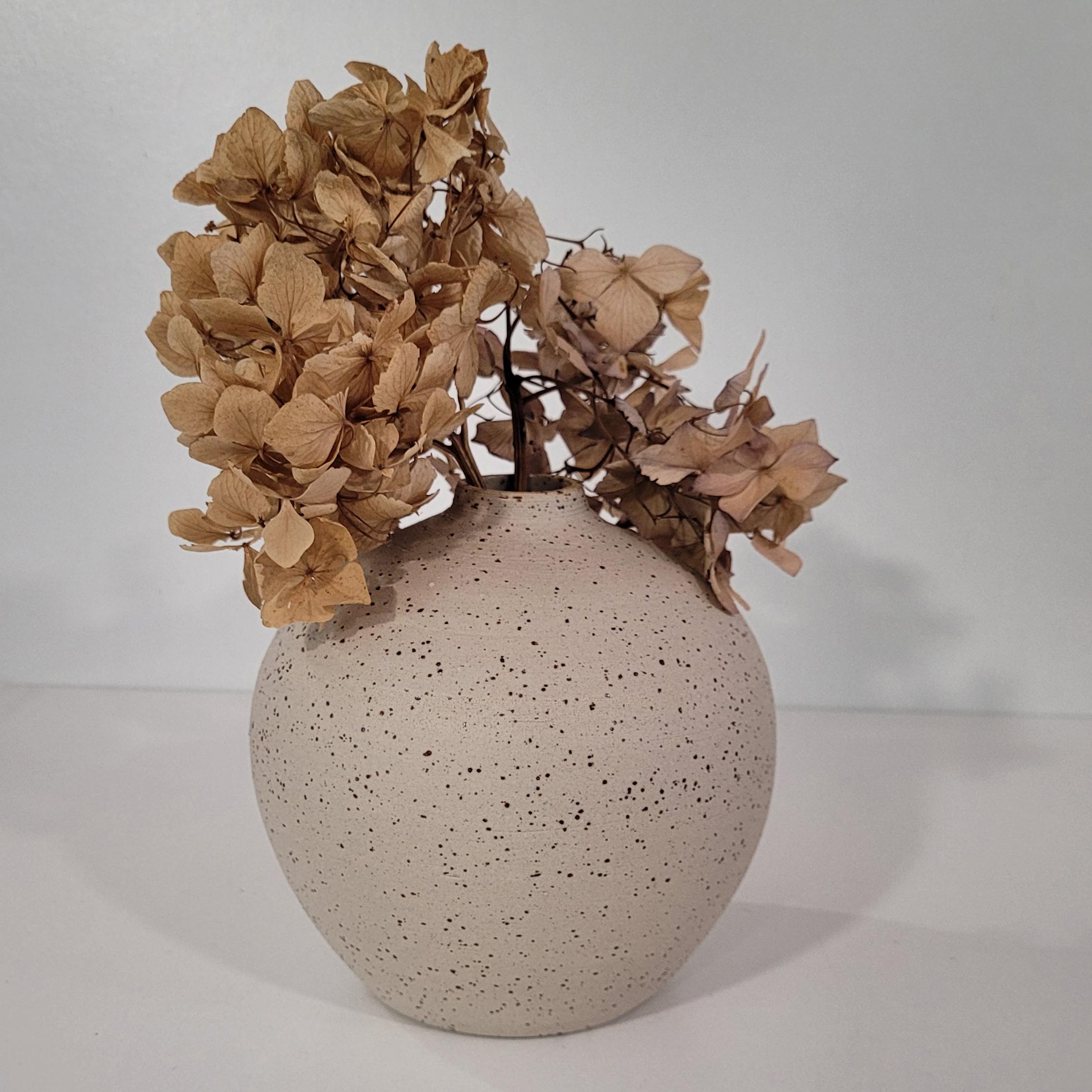 VASES en grès façonnés au tour. 
Chaque pièce explore la matière par des effets de structure et de contrastes.
