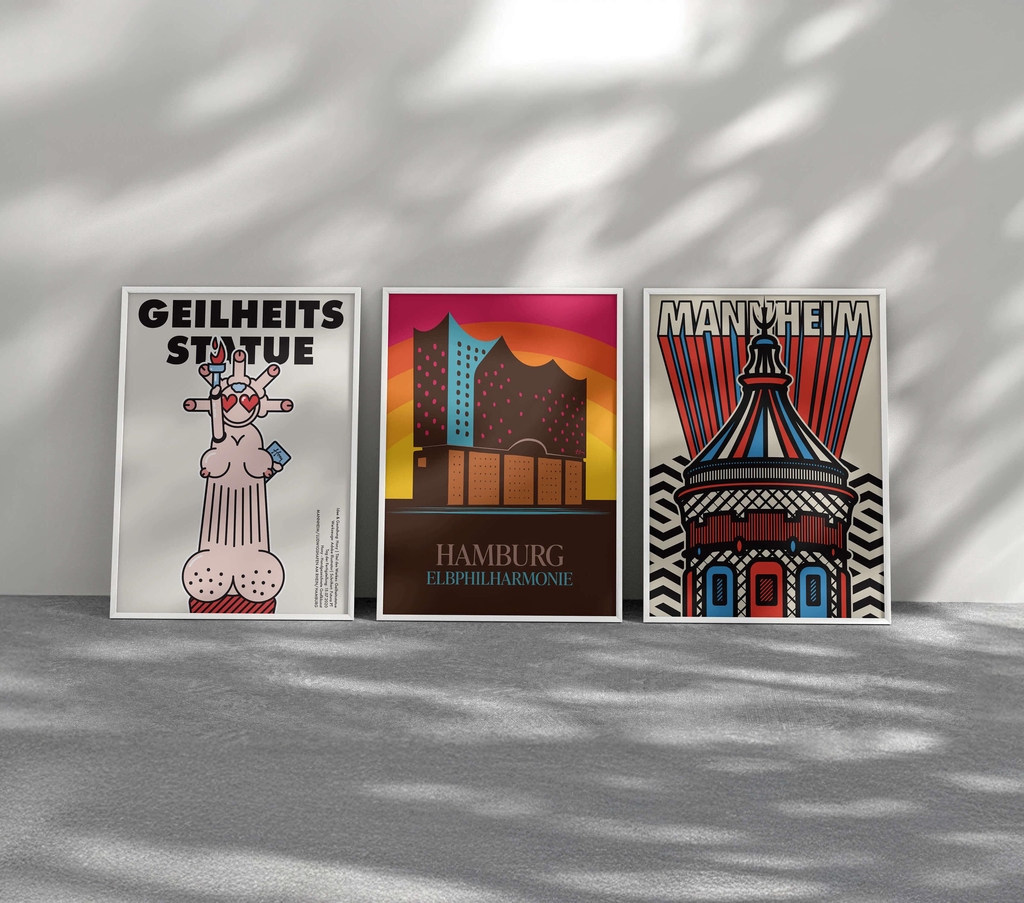 Drei gerahmte, Kunstdrucke des deutschen Grafikdesigners Hony. Von links nach rechts: eine abstrakte Darstellung der amerikanischen Freiheitsstatue, gefolgt von der Hamburger Elbphilharmonie und dem Mannheimer Wasserturm.