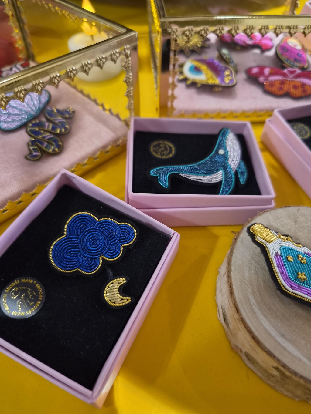 Malicieuse.
Des broches cannetilles réalisées à la main.