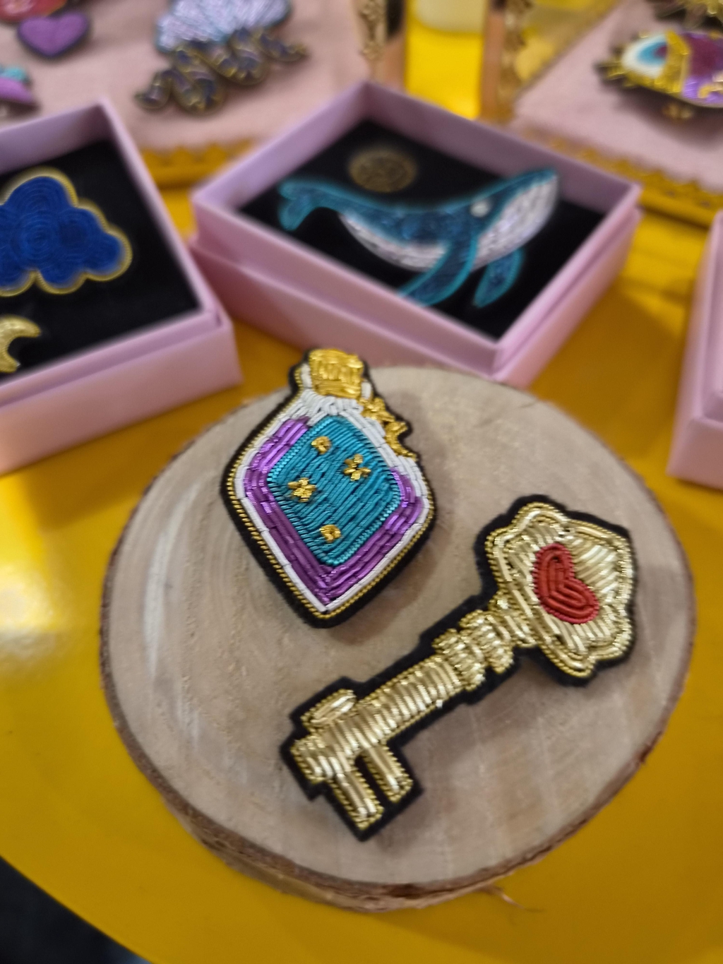 Malicieuse.
Des broches cannetilles réalisées à la main.