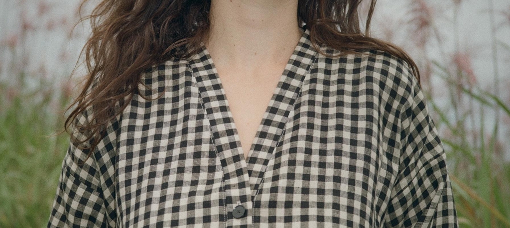 
Des pièces faites à la main, en petites séries, pour une garde-robe intemporelle et responsable.