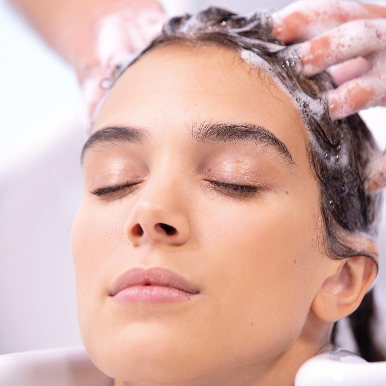 Shampoo delicato con massaggio rilassante della cute, trattamento leggero personalizzato e piega studiata per valorizzare il tuo stile.
Un momento di benessere che si riflette nell’immagine.