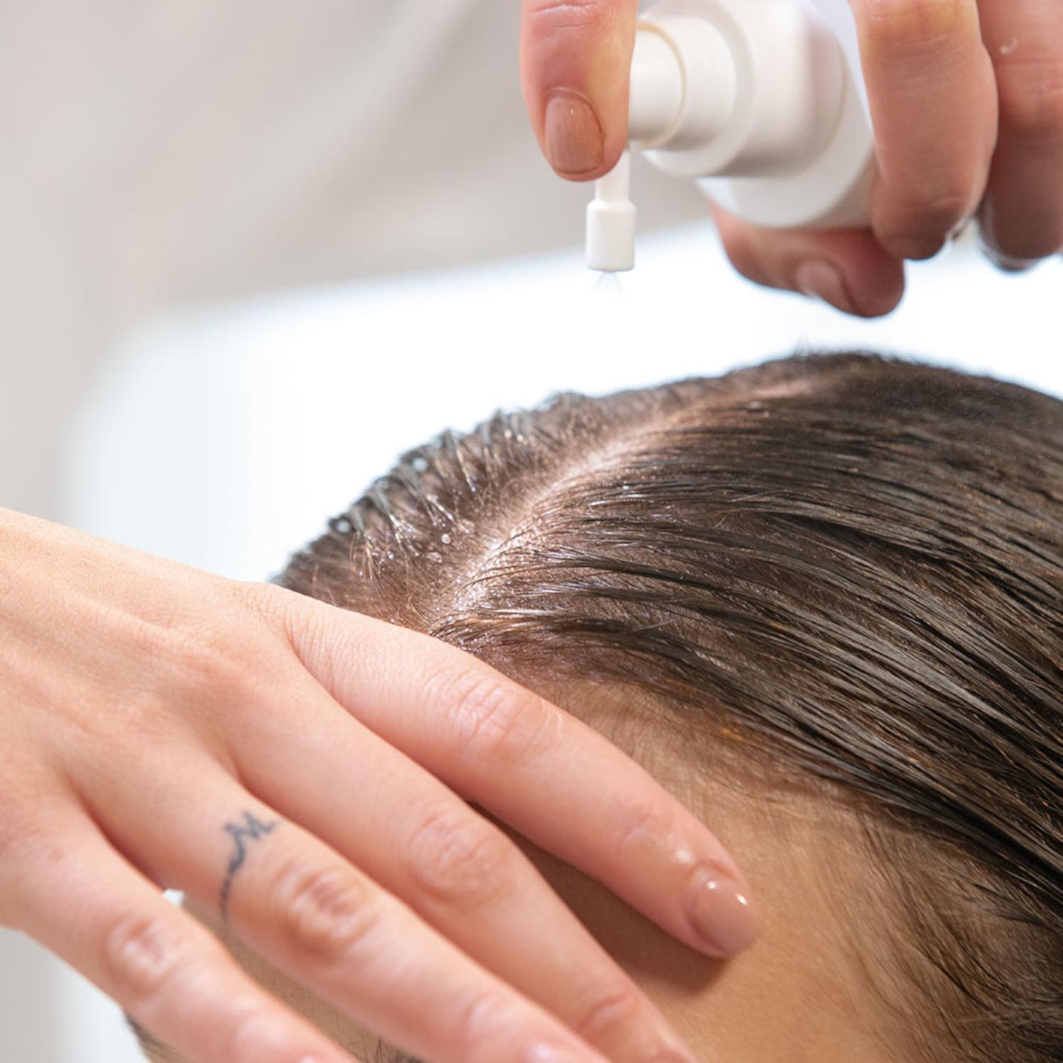 Quando i capelli perdono vitalità, è il momento di curarli.
Rigeneriamo la materia, restituiamo luminosità e morbidezza.
Un percorso su misura per riportare i capelli alla loro condizione ideale.