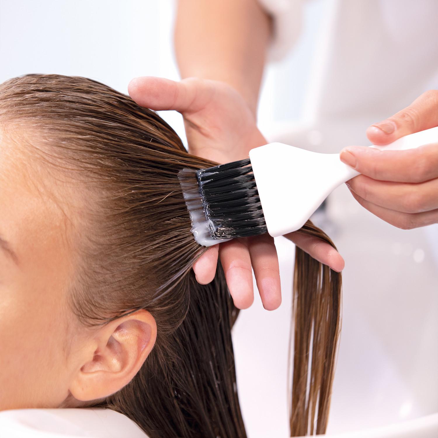 Balayage, sfumature, contrasti delicati o decisi: creiamo effetti personalizzati per uno stile attuale e riconoscibile.
Nessun effetto piatto. Solo profondità e movimento.