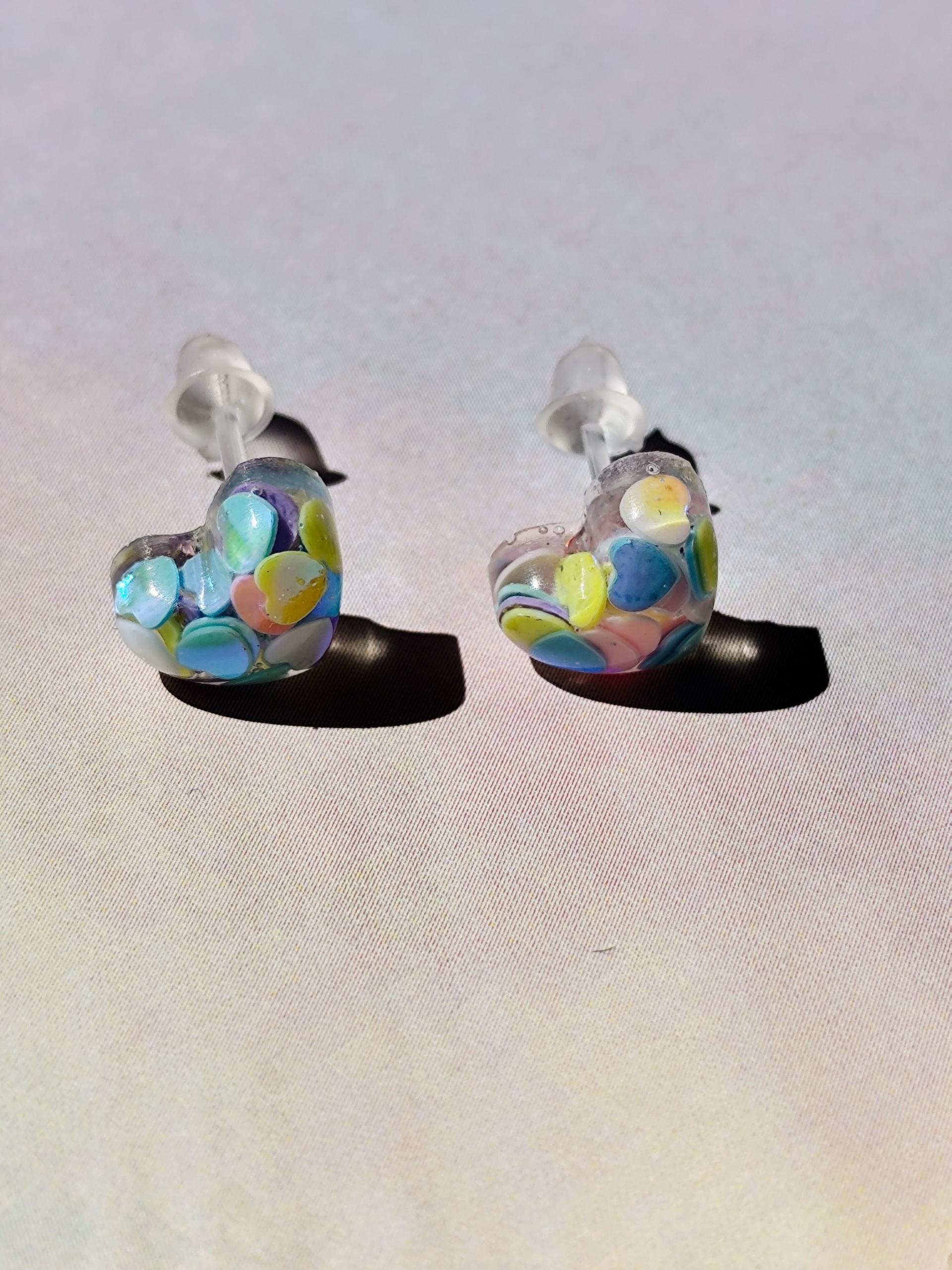 Boucles d'oreilles montées sur un apprêt en silicone afin d'éviter les allergies