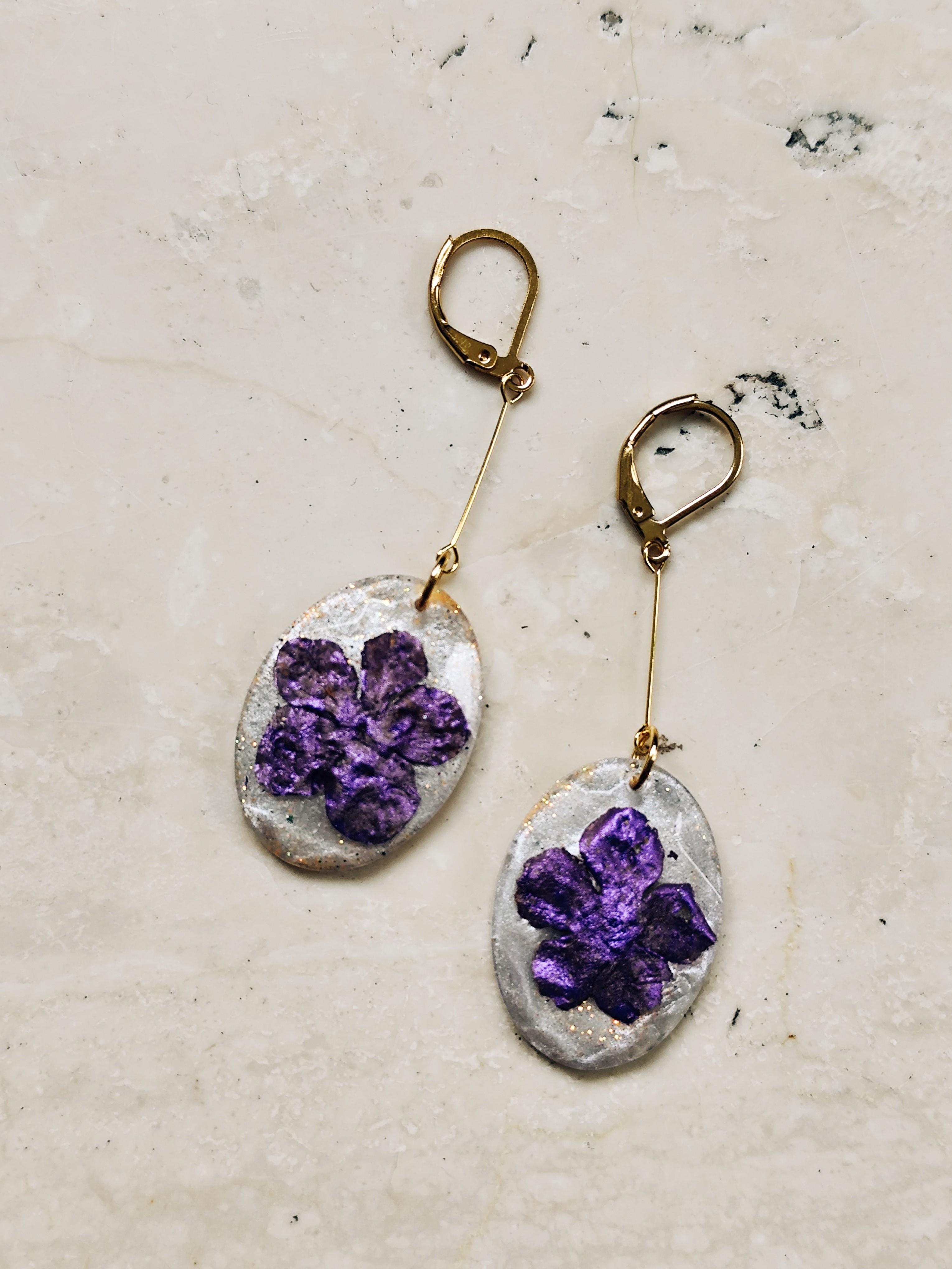 Boucles d'oreilles en résine incluant des fleurs séchées