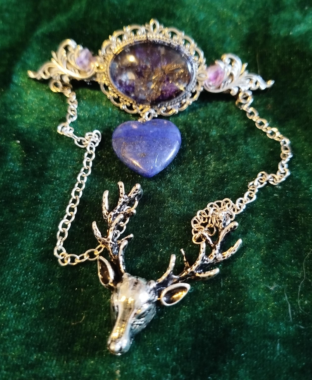 Toutes mes créations inspirées par la nature, le fantastique et l'imaginaire. Bijoux, globes, tableaux...  Des créations à mon image et qui correspondent à mon envie du moment.
