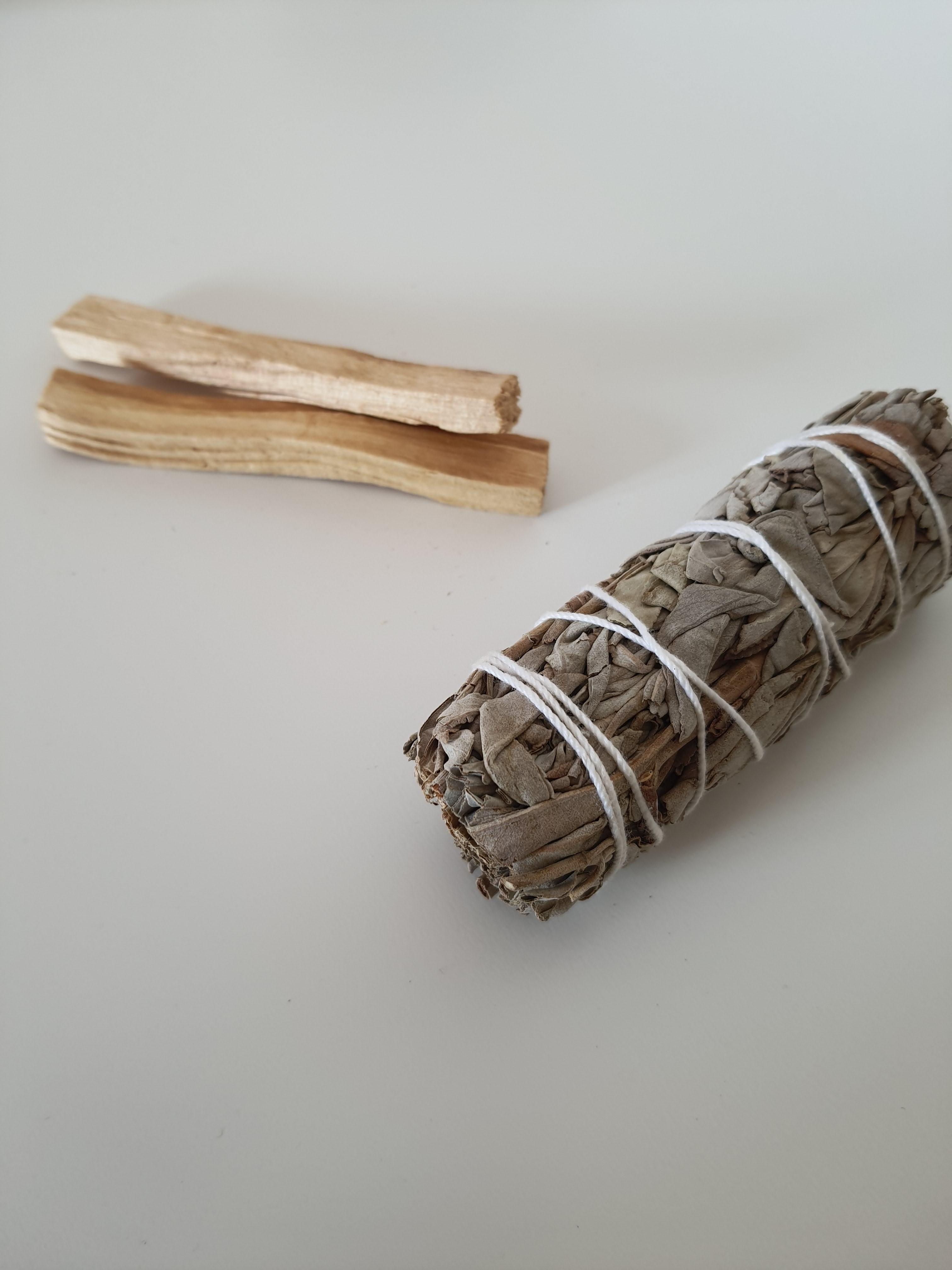 Purification et recharge des pierres et de l'espace. Palo Santo, Fleur de vie, sauge blanche