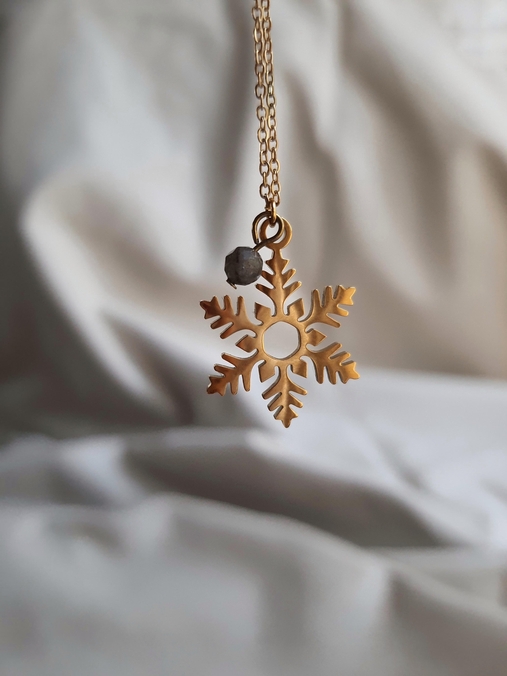 Collier Flocon, en acier inoxydable doré, labradorite. Bijoux symbolique fin et délicat. Talisman pour femme sensible