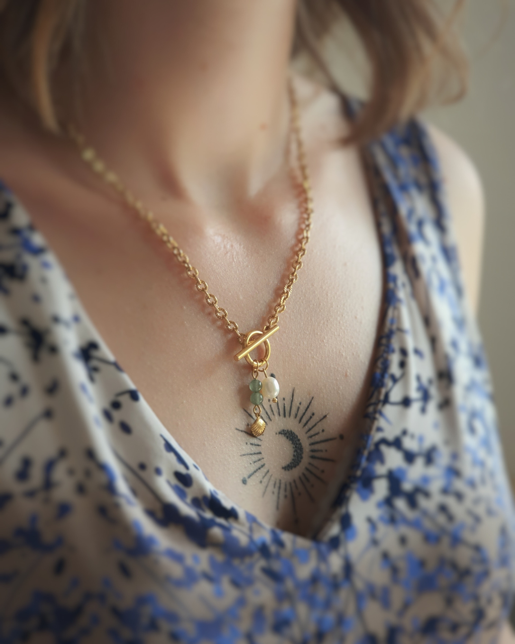 Collier Reflets d'or, en acier inoxydable doré, aventurine et perles d'eau douce. Bijoux symbolique. 