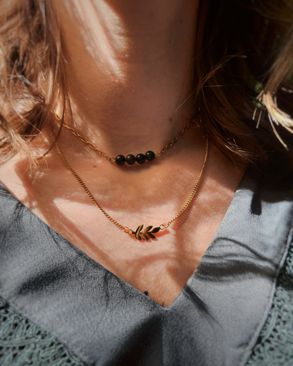 Collier Origine, en acier inoxydable doré, agate mousse et pendentif feuille. Bijoux symbolique. Talisman