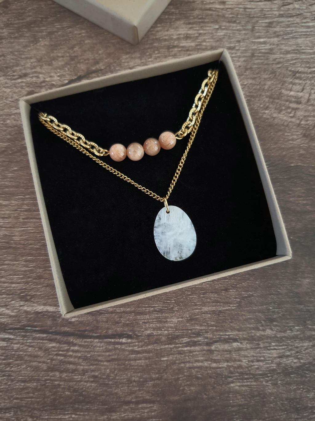 Composition et coffrets de bijoux porteur de sens pour se reconnecter à soi et a la nature 