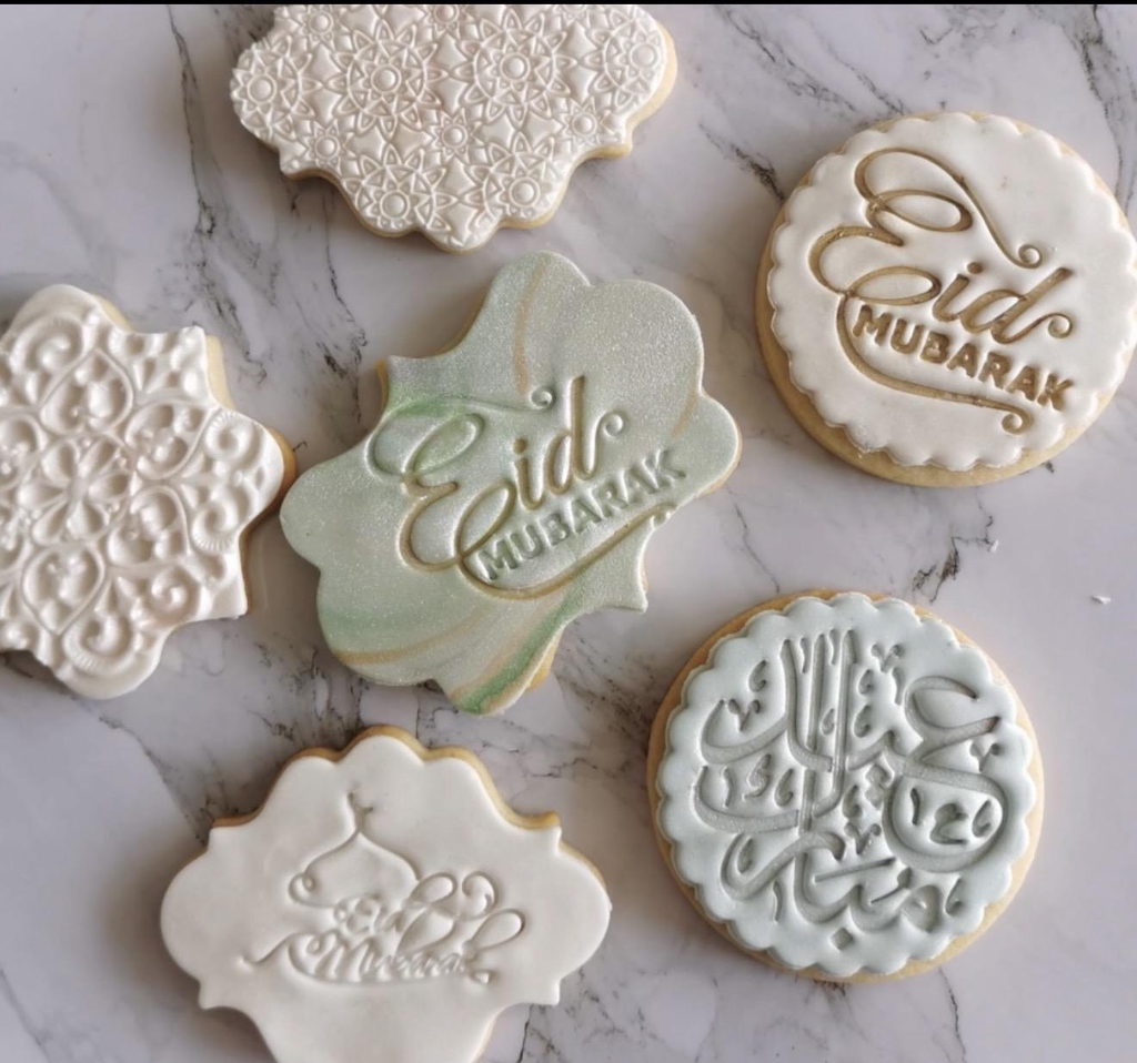 Le retour des sablés de l’Aïd 🌙

Les sablés de l’Aïd sont de retour pour célébrer cette fête avec gourmandise. Découvrez nos sablés artisanaux décorés à la main, préparés avec soin pour l’Aïd. Présentés en coffrets élégants, ces biscuits de l’Aïd sont parfaits comme cadeau gourmand ou pour accompagner vos moments de partage en famille.

✨ Sablés artisanaux faits maison
✨ Biscuits décorés spécial Aïd
🎁 Coffrets de sablés parfaits pour offrir
⚠️ Quantités limitées pour l’Aïd

Craquez pour nos sablés de l’Aïd faits maison, une idée de cadeau gourmand pour l’Aïd qui ravira petits et grands.