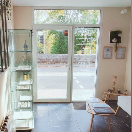 Sweety Hook Piercing, salon de piercing et tatouage à Tours (37). Spécialiste du piercing en Freehand à la Blade, hygiène, conseils et bijoux de qualité. Garantie d'utilisation de Matériel Stérile à Usage Unique avec un large choix de bijoux de premières poses (Prothèses Certifiées Hypoallergéniques en Titane ASTM F136).



Vente de bijoux sans rendez-vous.

Conseils personnalisés sur rendez-vous.

Changements de bijoux sur rendez-vous.

Piercings sur rendez-vous.