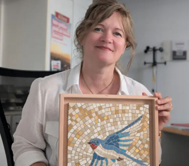 Laetitia Mounier-Ferreira, mosaïste, partage son art à qui le veut ! (article JDC)
