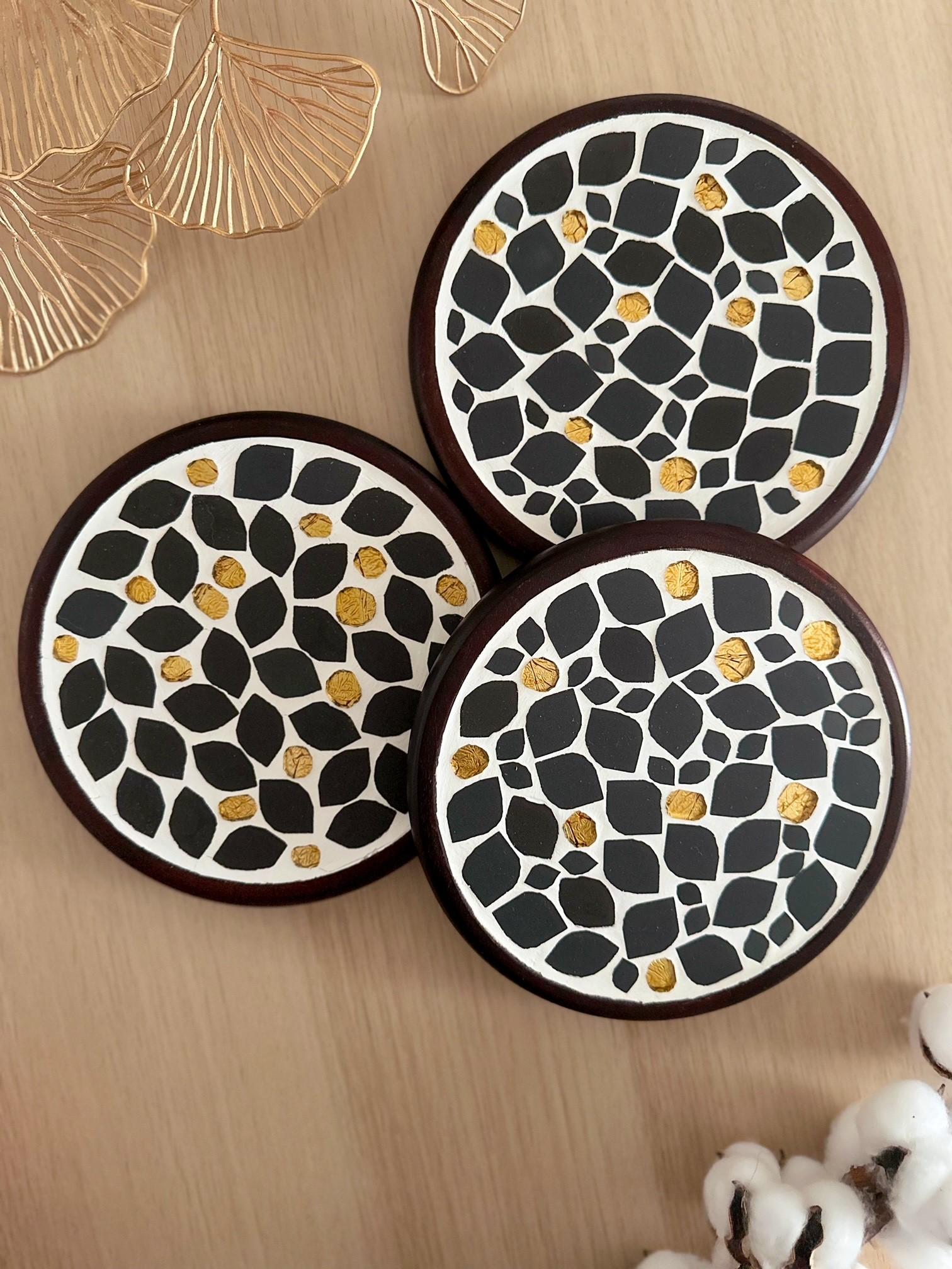 Plateau décoratif en bois et mosaïque de grès cérame et pates de verre dorées, fleur noir