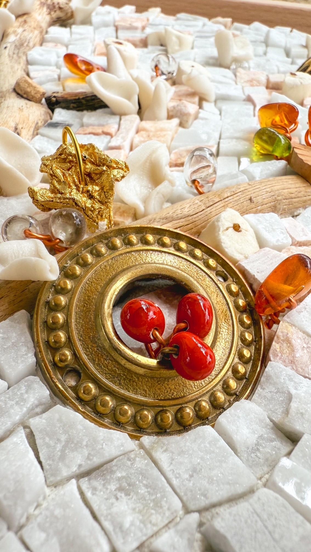 Zoom Tableau mosaïque Nos heures dorées, marbre, bois flotté, perles, liège... 