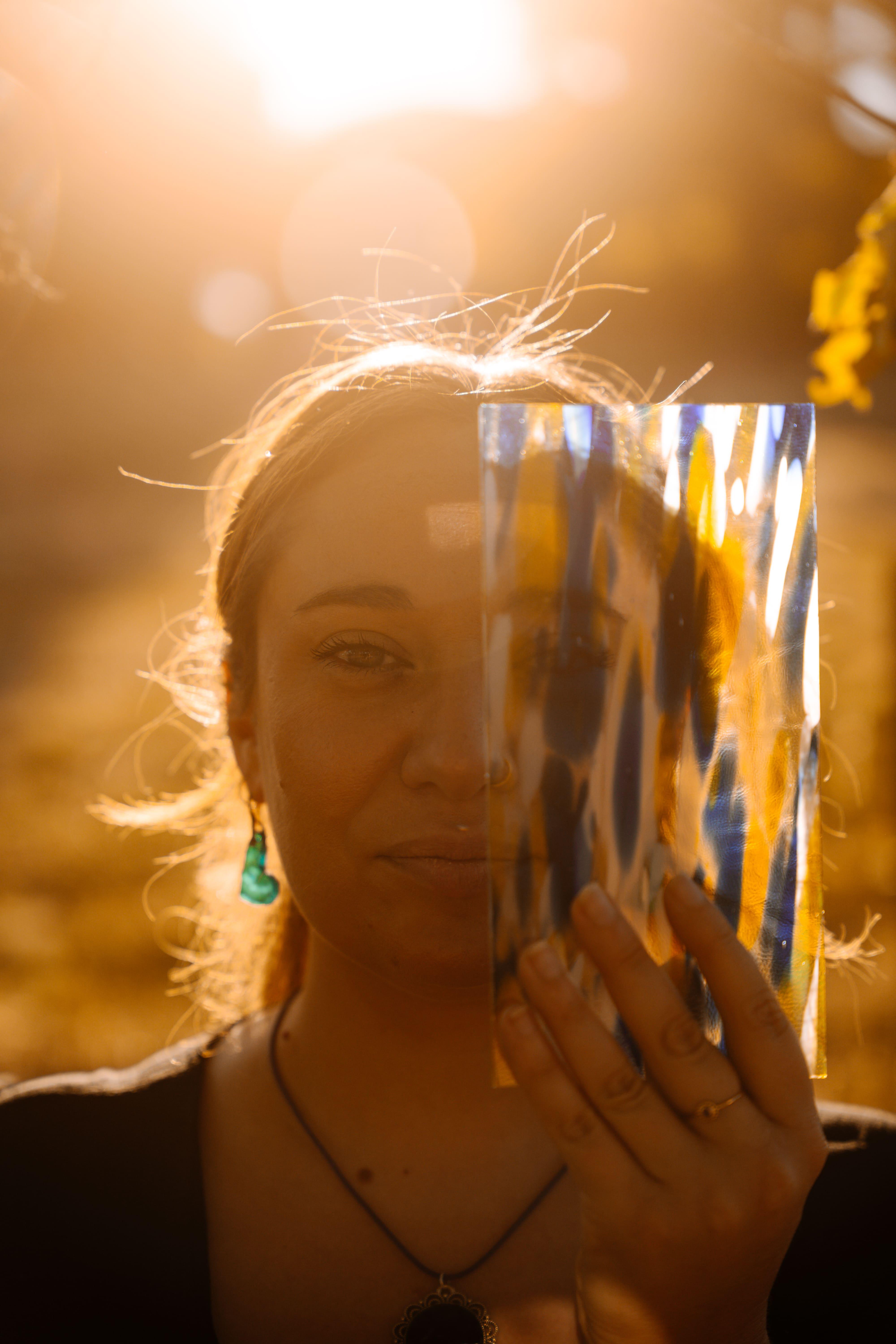 Photographie de Marine Fournet, artisan d'art - vitrailliste en Auvergne dans le Puy de Dome, à Sugères près d'issoire et à Clermont-Ferrand