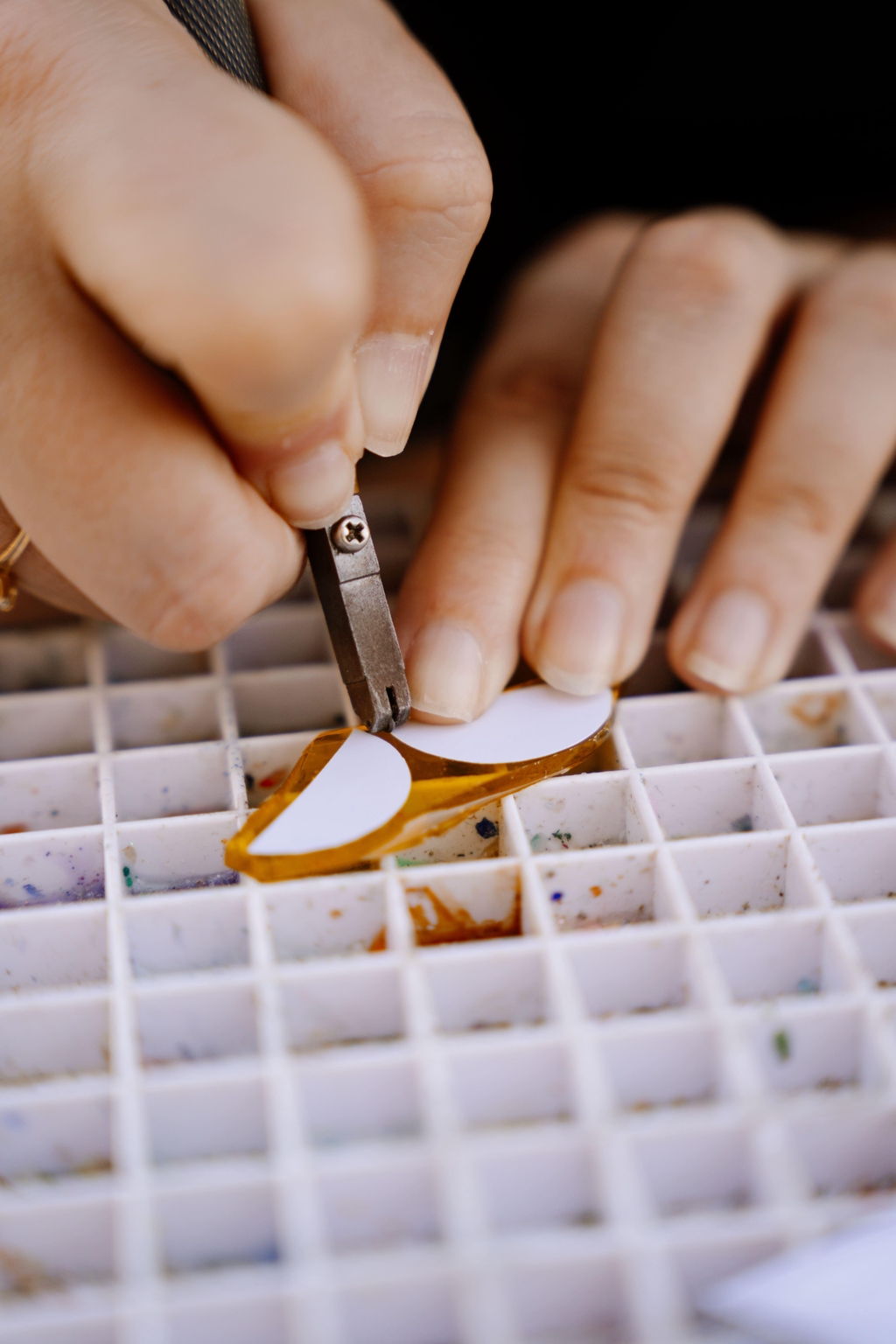 Photographique de la découpe de verre lors d'un atelier d'initiation