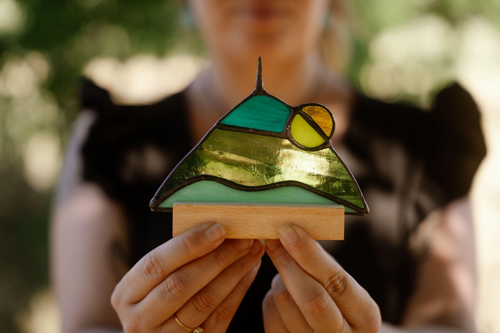 Photographie d'un puy de dome pop art en vitrail Tiffany, réalisée de façon artisanale par Marine Fournet 