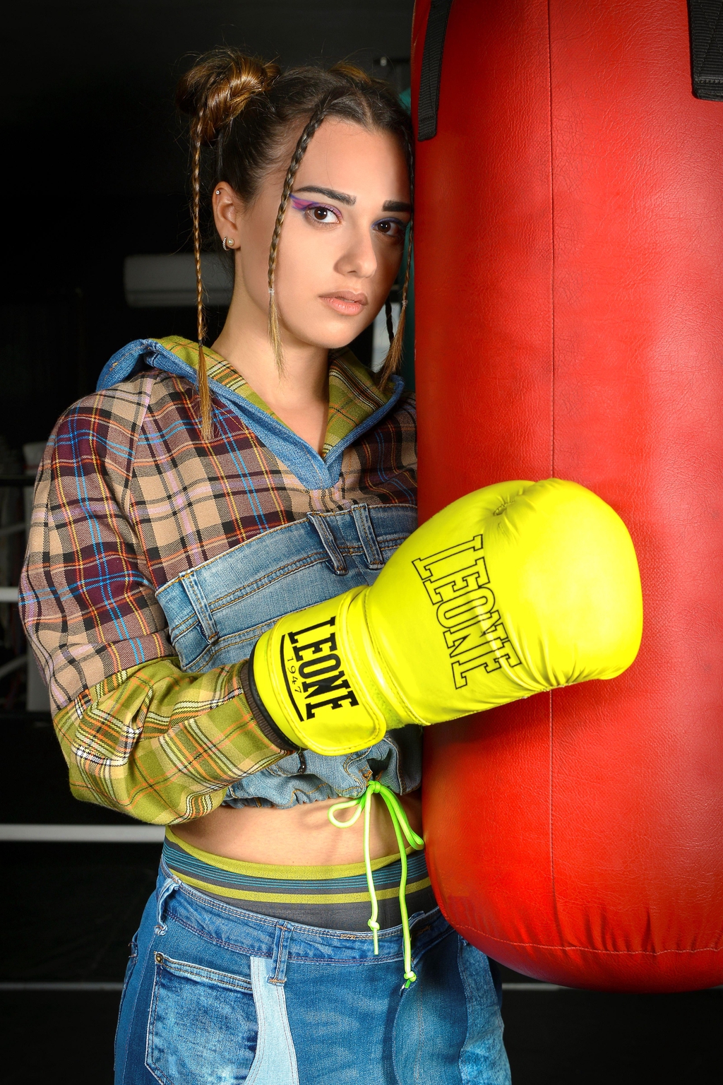 Giacca jeans personalizzata Marita Balàzs - moda sostenibile streetwear unisex stile punk artigianale italiano denim riciclato