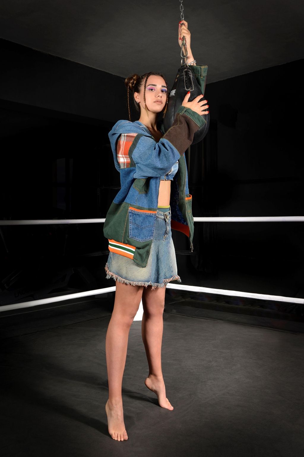 Total look denim riciclato Marita Balàzs - completo giacca e jeans streetwear sostenibile stile punk made in Italy moda etica unisex