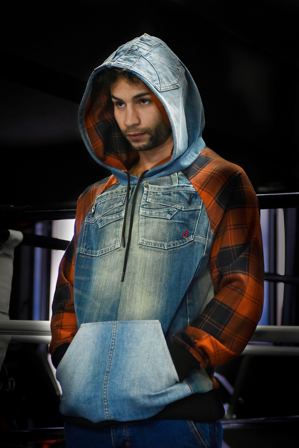 Lookbook Marita Balàzs: Matteo Lecca, pugile italiano, in outfit streetwear unisex eco-sostenibile con denim riciclato