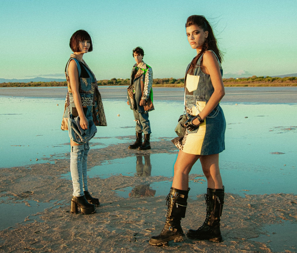 Trio di capi Marita Balázs in denim riciclato: gilet decorato con applicazioni, giacca jeans customizzata e canotta con dettagli punk - moda sostenibile handmade in Italia