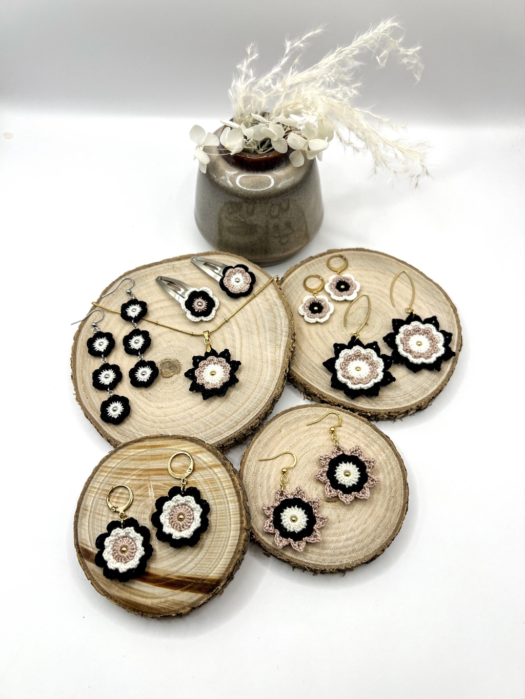 Bijoux Corolles Noir et blanc. Boucles d'oreilles et collier en crochet, réalisés à la main et sur demande. Idée cadeau artisanal d'une créatrice Française.