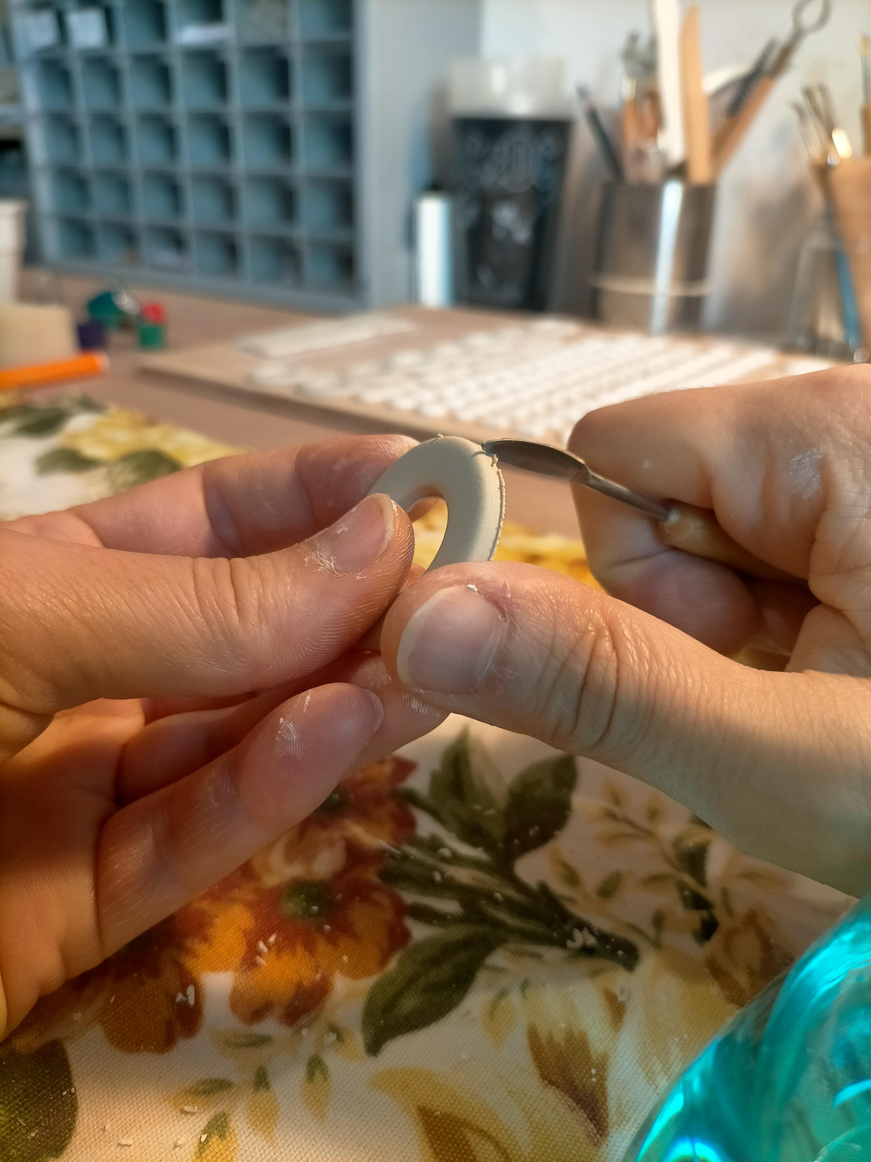 présentation créatrice passionnée bijoux en céramique. qui se chacge derrière gaina céramique ?