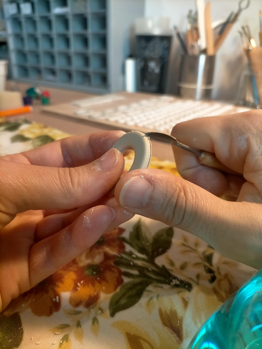 présentation créatrice passionnée bijoux en céramique. qui se chacge derrière gaina céramique ?