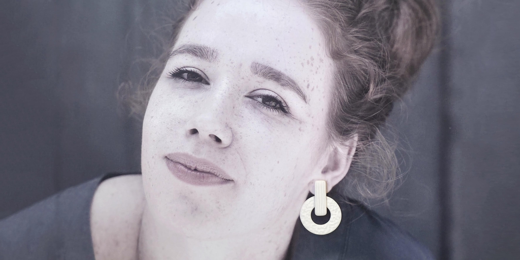 Bijoux en grès et porcelaine
Faits main au Pays Basque. Des pièces délicates et épurées, pensées pour accompagner le quotidien avec élégance et caractère.