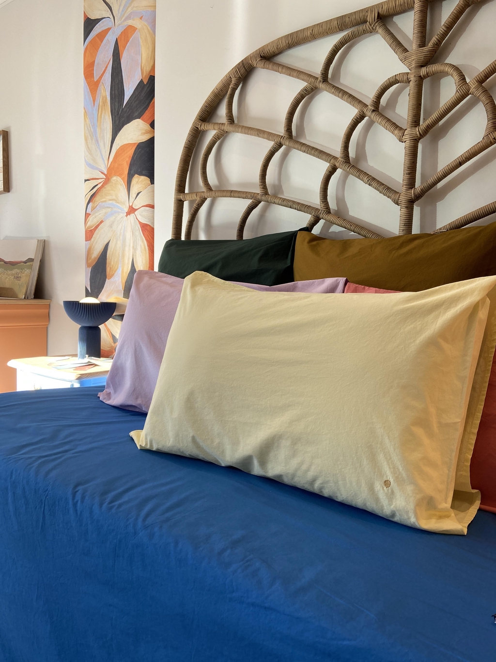 Objets de décoration d'intérieur colorés pour la maison : objets artisanaux, marques françaises. Sélectionnés par une décoratrice d’intérieur : linge de maison, lampes de table, soin des plantes, soliflores, porte-photos, affiches et cartes.