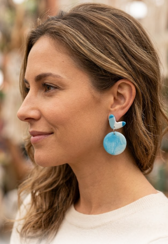 Oubliez le déjà-vu. Découvrez nos bijoux en bois peint à la main, des créations uniques et légères pour affirmer votre style sans effort. Chaque pièce est protégée par une résine brillante pour un éclat durable. Choisissez l'authenticité d'un bijou artisanal français conçu dans notre atelier sarthois.