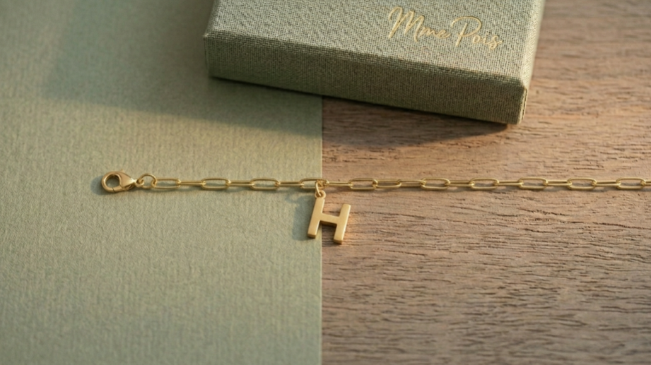 Bienvenue dans notre Bar à charmes ! Crée un bijou unique et 100 % personnalisé qui raconte ton histoire. Le principe est simple : choisis d'abord ta base parmi nos chaînes en acier inoxydable, disponibles en version bracelet ou collier. Ensuite, laisse parler ta créativité en y glissant les charmes de ton choix et une médaille gravée sur-mesure dans mon atelier en Sarthe. Un concept ludique pour composer un bijou durable, résistant et totalement unique.