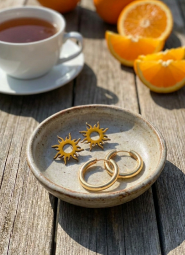 Ce sont de petits éléments légers en bois découpé au laser, peints à la main et résinés, conçus pour se glisser facilement sur vos créoles afin de personnaliser et de changer le style de vos boucles d'oreilles en un clin d'œil.