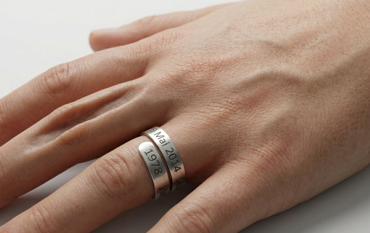 « Découvrez nos bagues à personnaliser en acier inoxydable ou en aluminium. Ajoutez un prénom, une date ou un message pour créer un bijou unique, original et entièrement à votre image. Parfait pour offrir un cadeau mémorable ou se faire plaisir.