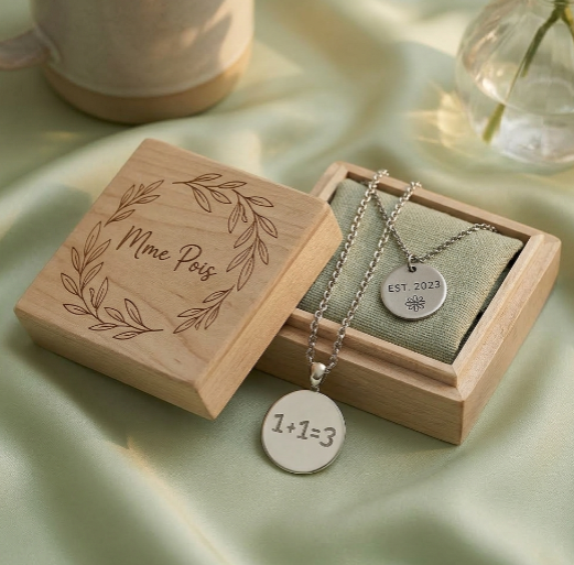 Explorez notre collection de bijoux personnalisables, parfaits pour offrir un cadeau unique et mémorable. Chaque bijou peut être gravé ou customisé selon vos envies, pour créer un présent authentique qui touche le cœur. Idéal pour anniversaires, Saint-Valentin ou toutes occasions spéciales.