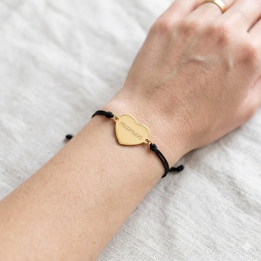 Gravez vos plus belles histoires au poignet. Un bracelet en acier inoxydable unique, à personnaliser pour sceller un souvenir, un prénom ou un mot doux.