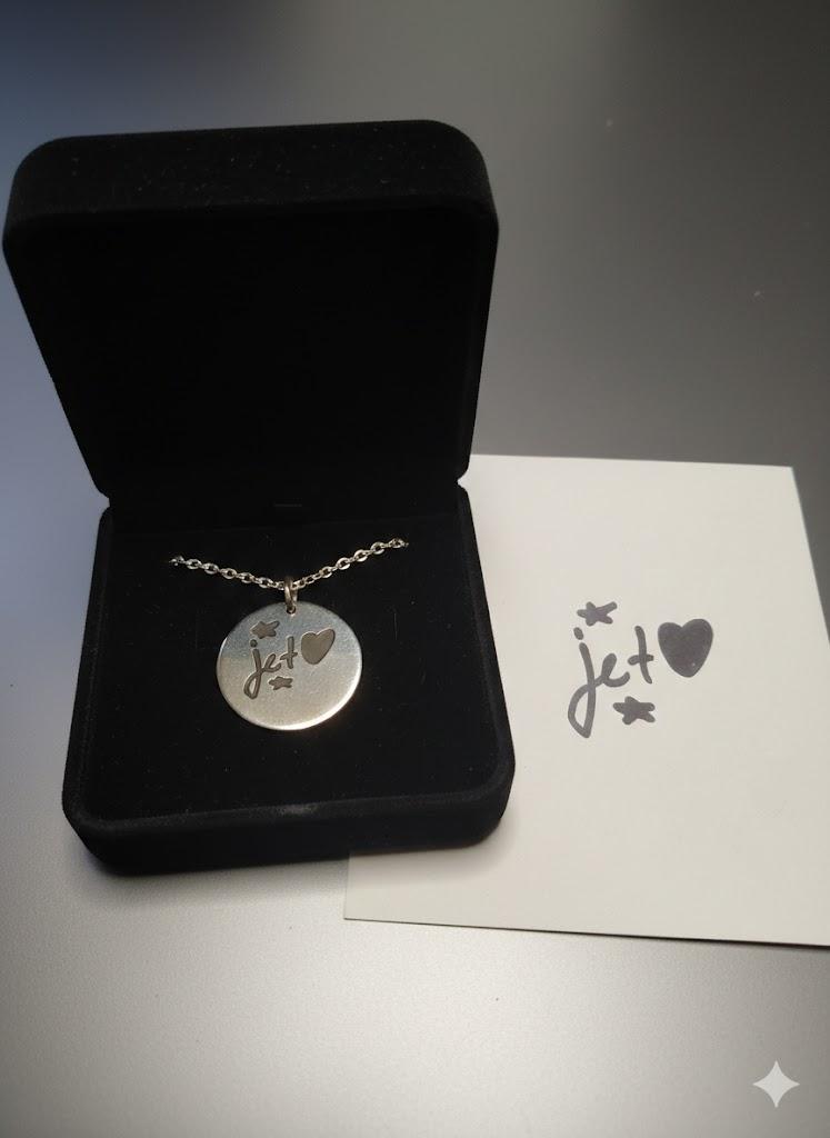 Découvrez notre collection de bijoux artisanaux personnalisables, des créations uniques gravées à la main pour offrir un cadeau chargé d'émotion