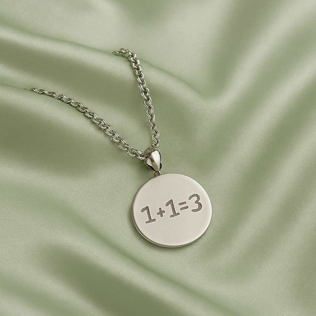 Explorez notre collection de bijoux personnalisables, parfaits pour offrir un cadeau unique et mémorable. Chaque bijou peut être gravé ou customisé selon vos envies, pour créer un présent authentique qui touche le cœur. Idéal pour anniversaires, Saint-Valentin ou toutes occasions spéciales.