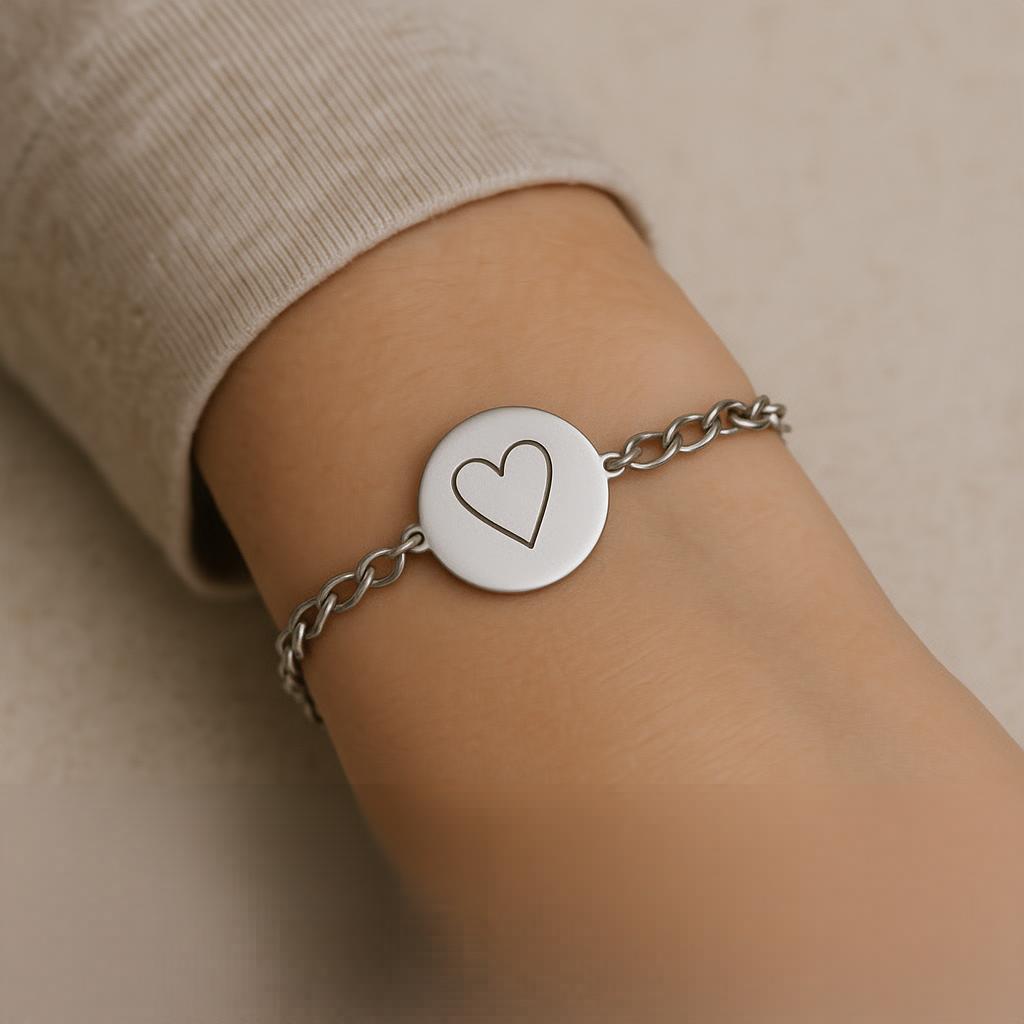 Découvrez nos gourmettes et joncs à personnaliser, en acier inoxydable ou aluminium. Ajoutez un prénom, une date ou un message pour créer un bracelet unique et chargé de sens. Parfait pour offrir un cadeau original ou se faire plaisir avec un bijou qui vous ressemble.