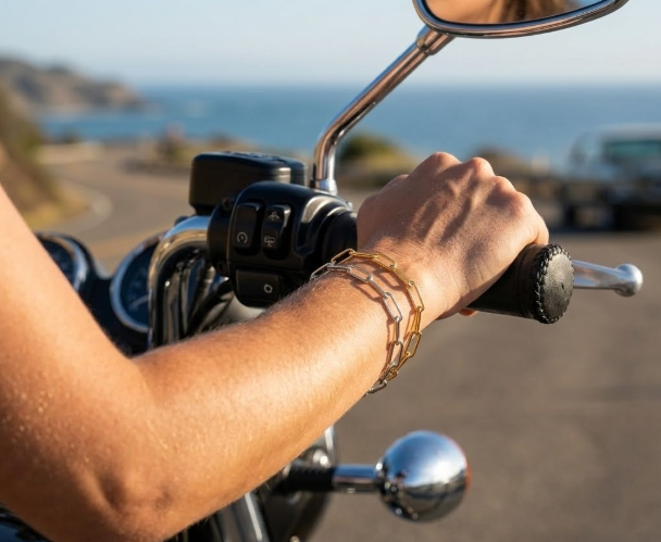Devenez la créatrice de votre bijou ! Choisissez votre base de collier ou bracelet en acier inoxydable, puis composez votre pièce unique en y ajoutant vos charms préférés