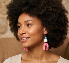 Quand le bois s'allie à la résine, au macramé ou au simili cuir pour créer des boucles d'oreilles uniques, découpées au laser et peintes à la main en Sarthe.