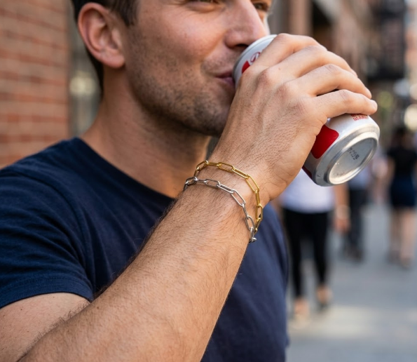 Découvre notre sélection de chaînes en acier inoxydable, disponibles en taille bracelet ou collier, spécialement conçues pour accueillir tes plus beaux souvenirs. Solides, durables et hypoallergéniques, ces chaînes sont la base parfaite pour composer ton bijou sur-mesure. Glisses-y facilement nos charmes délicats ou une médaille gravée dans mon atelier en Sarthe pour créer une pièce unique qui te ressemble.