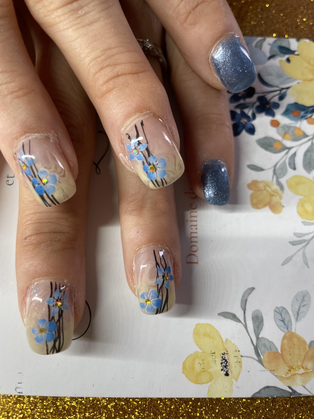 Nailart Airbrush fleur en dégradé  bleu sur un marbré jaune