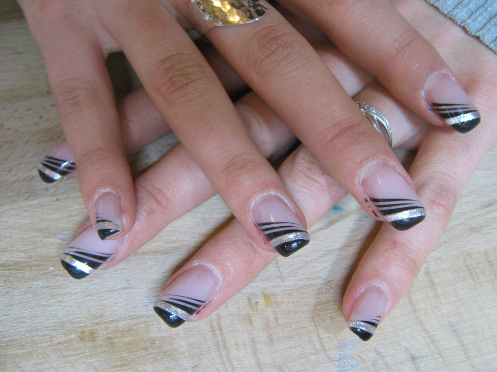Nailart airbrush les griffes en noir et argent